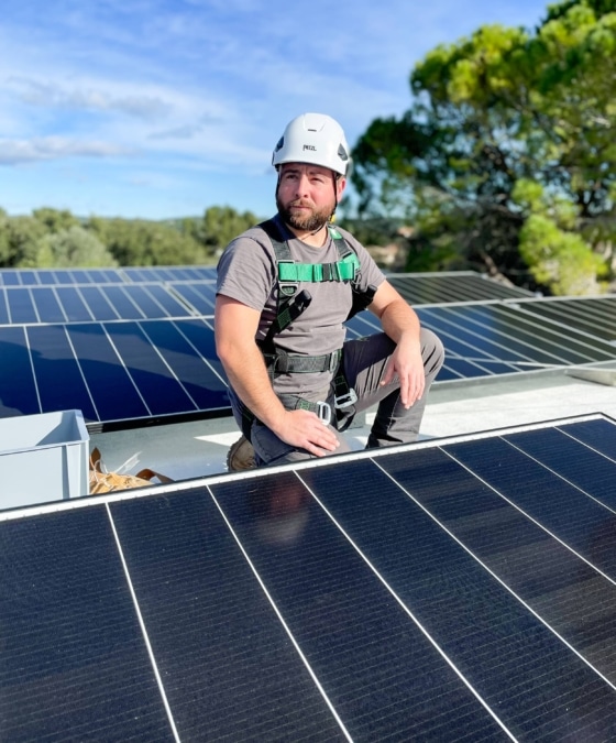un technicien nrj ingeniere sur un toit avec des panneaux solaires
