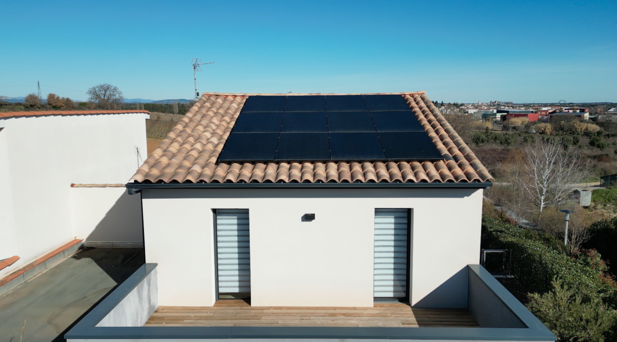 toiture avec panneaux photovoltaïques